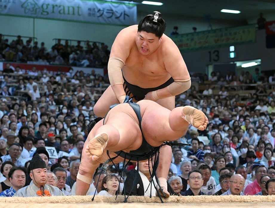 土俵際、叩きを見せた阿炎の左足は徳俵の上。貴景勝の左手はすでについており、物理的な状況どおり、阿炎が差し違えで勝利をものにした。貴景勝は苦しい６敗目