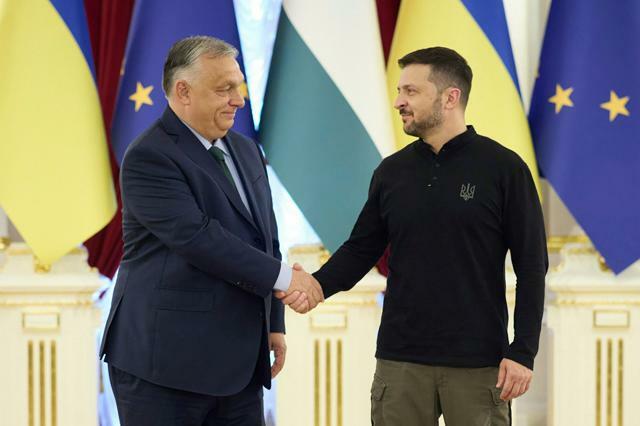 キーウで2024年7月2日、ハンガリーのオルバン首相（左）を迎えるウクライナのゼレンスキー大統領。同国大統領府提供=AP