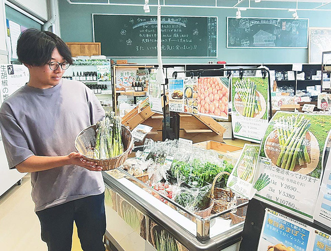 「購買部」では地場産野菜の他、大学内で作られたジャムなど加工品も並ぶ（いずれも北海道東神楽町で）