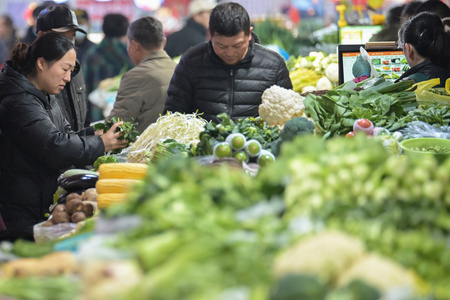 江蘇省南京市のスーパーで食材を選ぶ人たち（2024年1月12日撮影、資料写真）。