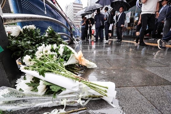 ９人の死亡者が発生した市庁駅付近の車両突進事故現場に２日、追悼の気持ちを込めた菊の花束などが手向けられている。キム・ソンリョン記者