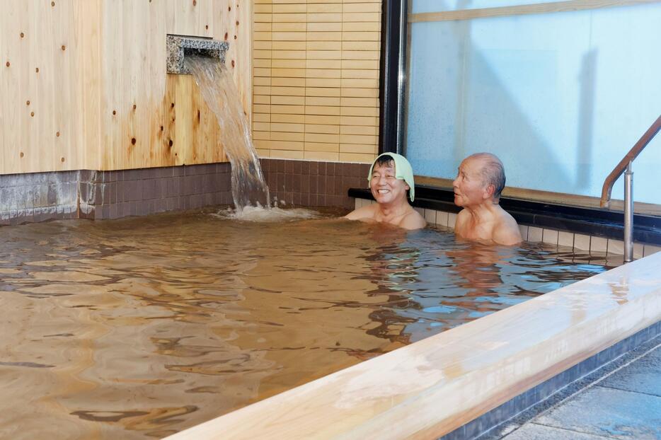 石川県輪島市の旅館「ねぶた温泉海游能登の庄」で、営業が再開された日帰り温泉を楽しむ地元住民＝20日午後