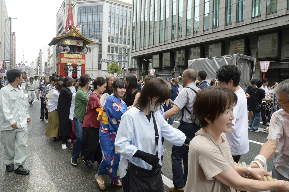 京都・祇園祭の前祭「山鉾巡行」を前に行われた鉾の試し引き「曳き初め」＝12日午後