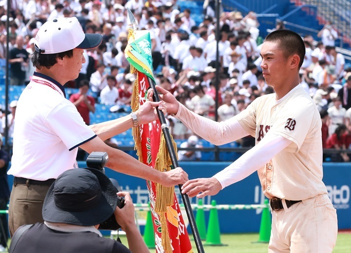 閉会式で優勝旗を受け取る早実の主将・宇野。精悍な顔つきである[写真=菅原淳]