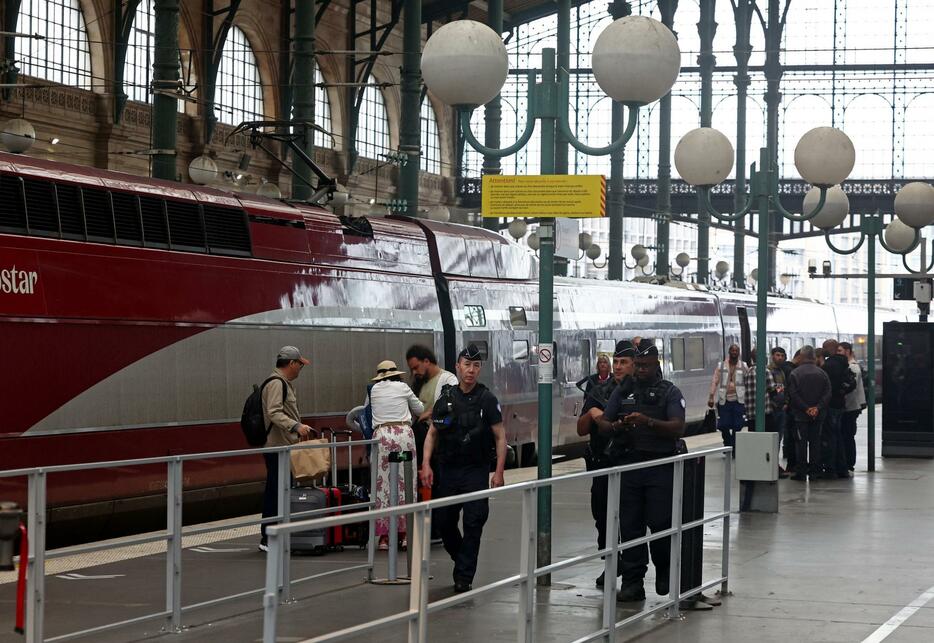 26日、高速列車網への破壊行為を受けて、パリ北駅をパトロールする警察官ら（ロイター＝共同）