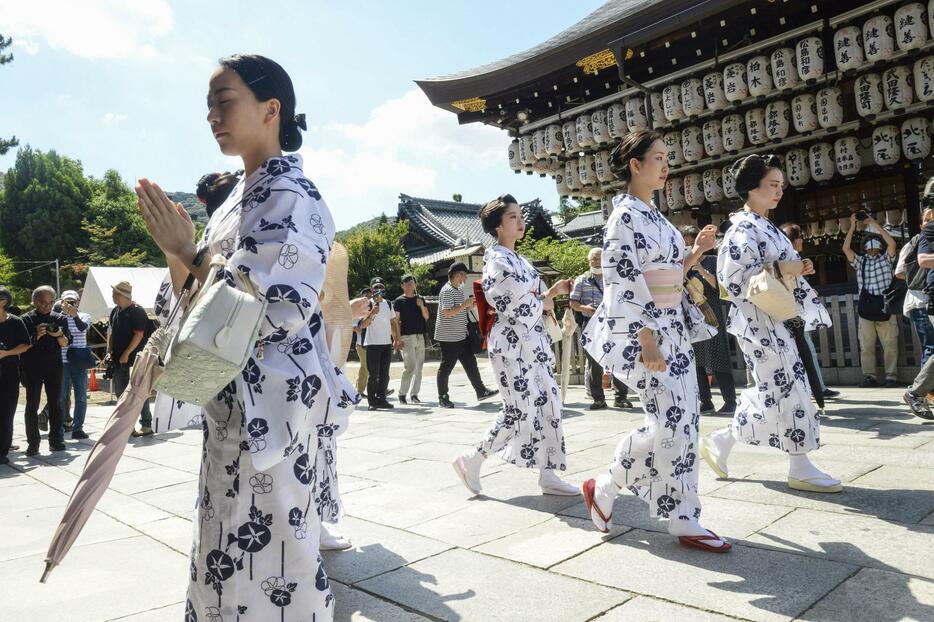 芸の上達や無病息災を祈願する「お千度」で、八坂神社に集まった浴衣姿の舞妓や芸妓＝5日午前、京都市東山区