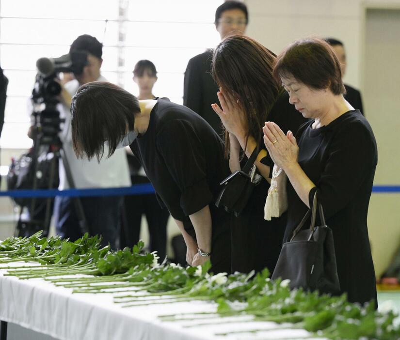 静岡県熱海市の大規模土石流から3年となり、追悼式で献花し手を合わせる遺族ら＝3日午前、熱海市