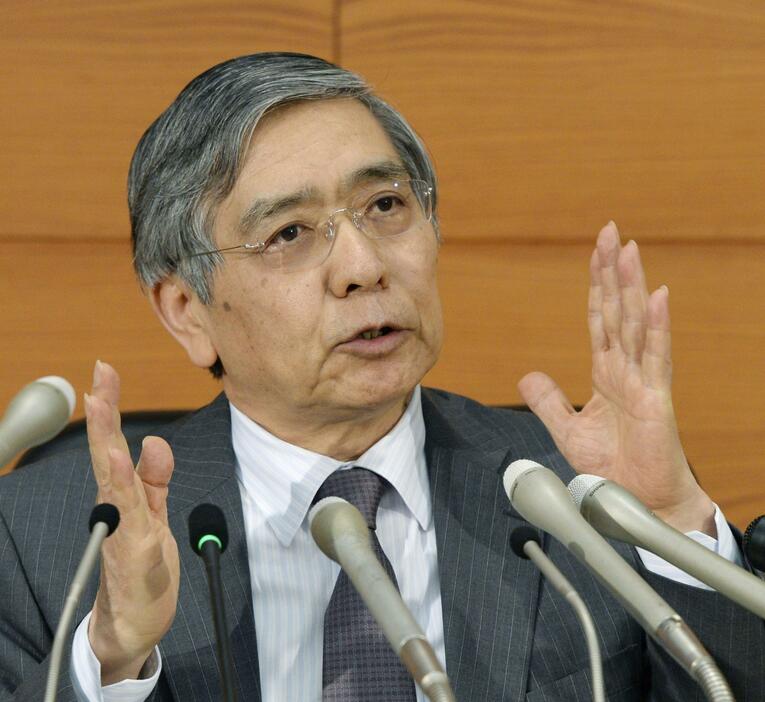 2014年4月、記者会見で質問に答える日銀の黒田東彦総裁＝日銀本店