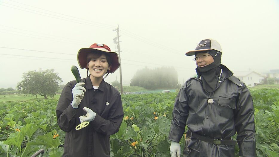 ズッキーニを収穫した岸本さん（左）