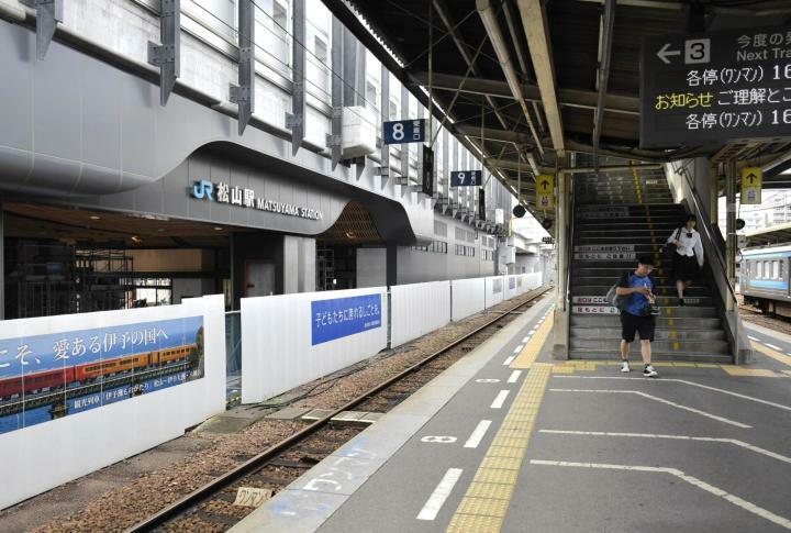 9月29日に開業が決まった新たなJR松山駅（左）。現在の松山駅のホームから望む＝2日午後、松山市南江戸1丁目（撮影・井上華菜子）
