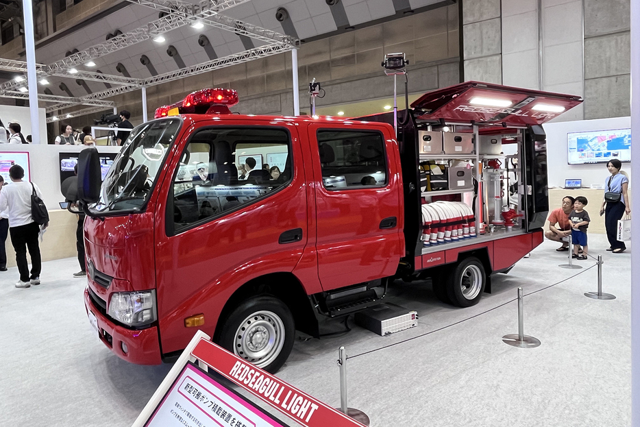 我々の生活を守る消防車や救急車といった緊急車両は、形こそどれも似ているが、仕様や装備は各部隊などによってさまざまで、所謂オーダーメイド方式によって製造される。それ故に、価格はかなり高額だ。