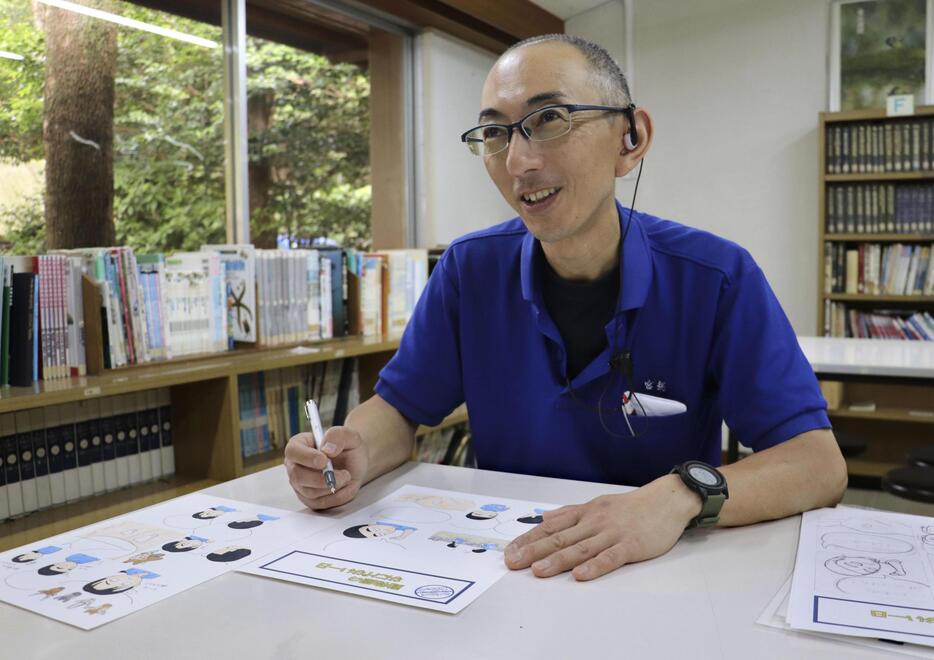 動物の生態や日常を漫画で描き続けている飼育員の宮越聡さん＝愛媛県砥部町の県立とべ動物園