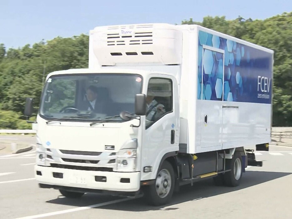 大村知事が運転する燃料電池トラック 愛知県みよし市の中部トラック総合研修センター