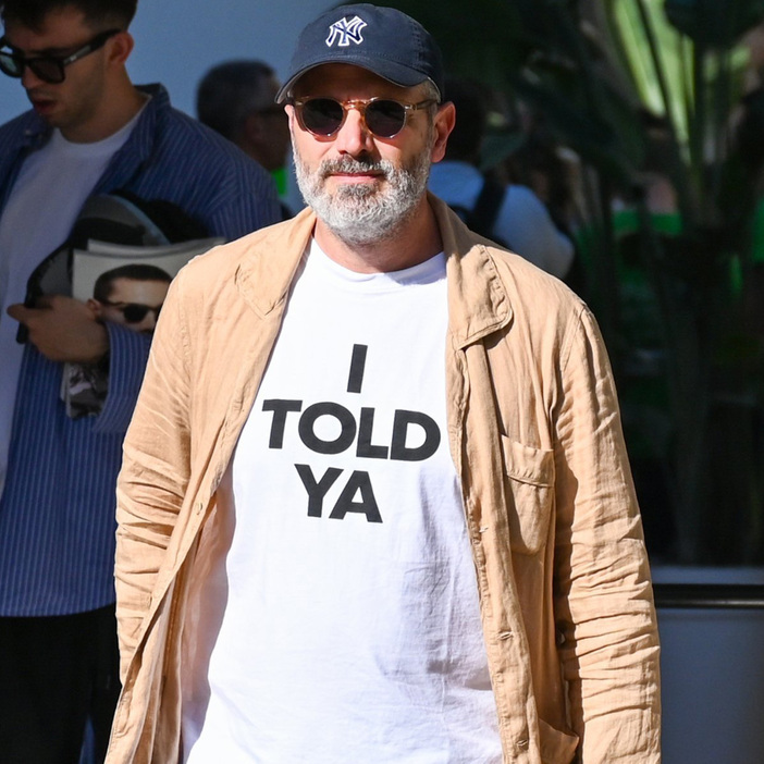 視線を釘付けにする「I TOLD YA」Tシャツとは何か？