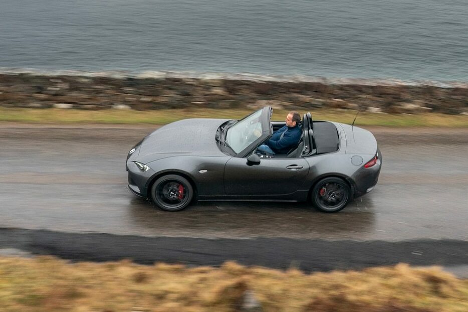 スピードは相対的なものだ。MX-5の最高速度219km/hは速く感じる。