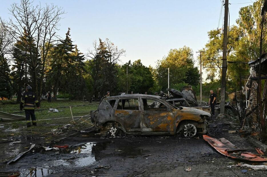 ロシアによるミサイル攻撃を受けたウクライナ南部ザポリージャ州の町ビリニャンシクで対応に当たる警察と消防当局
