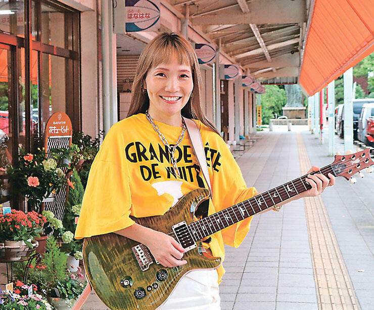 地元のまつりに初出演するカミカさん