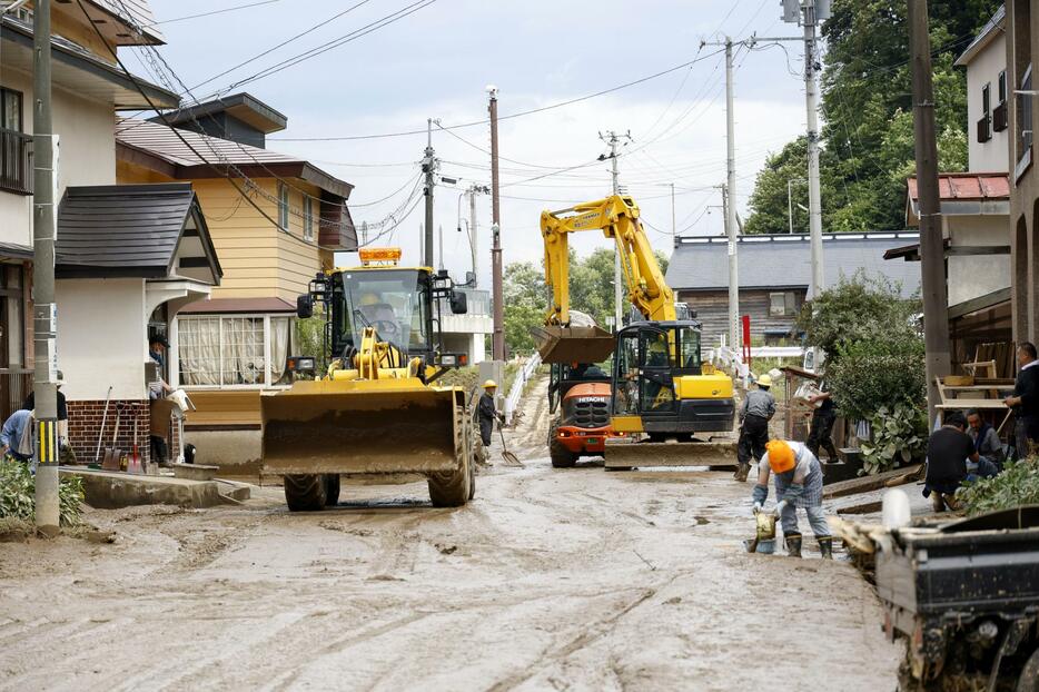 山形県戸沢村の道路を覆う泥＝28日午後