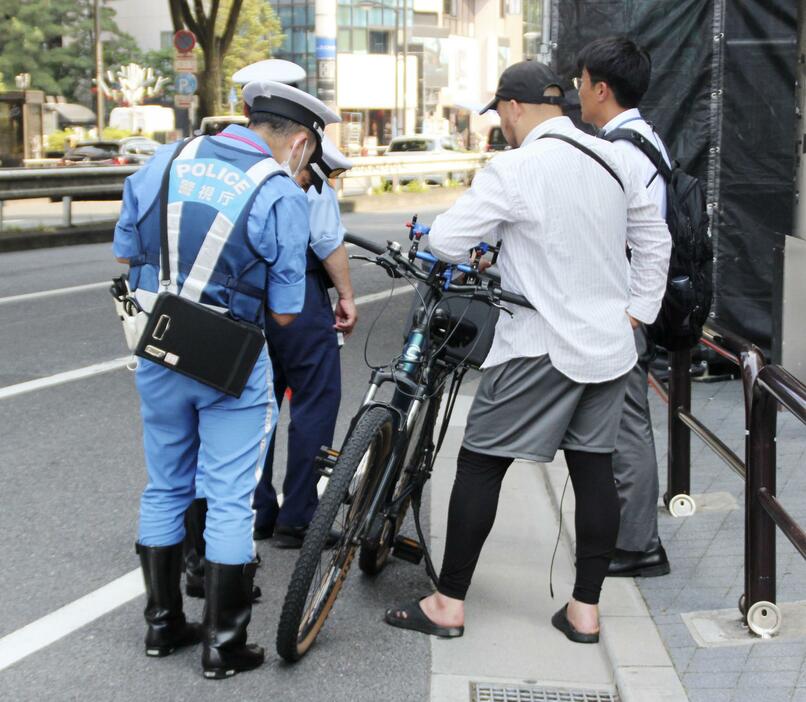 警視庁が「モペット」を対象に行った取り締まり＝8日午後、東京都渋谷区