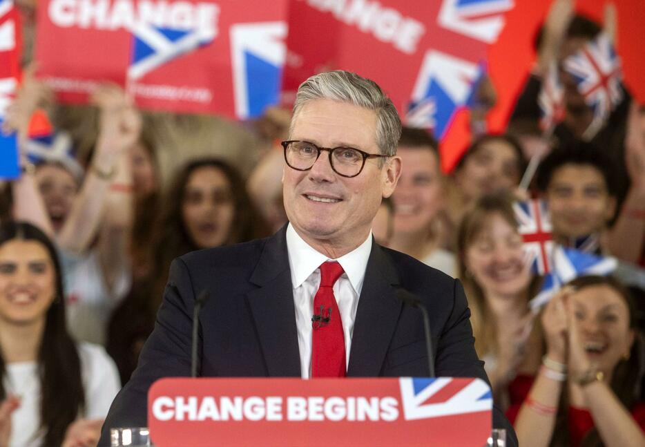 英総選挙の開票結果を受けて勝利宣言する労働党のスターマー党首＝5日、ロンドン（PA通信＝共同）