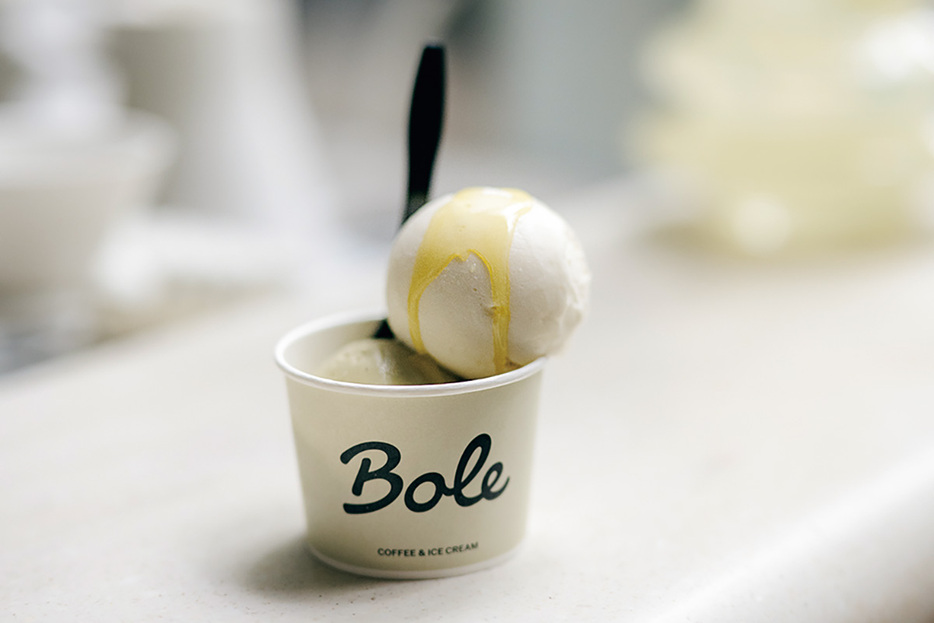 〈Bole COFFEE & ICE CREAM〉のアイスクリーム（500円～）