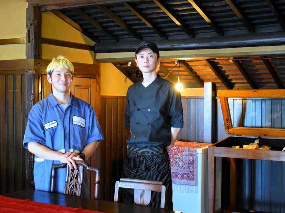 フルーツパーラー「10-6」　店主の永岡成朗さん（左）とスタッフ