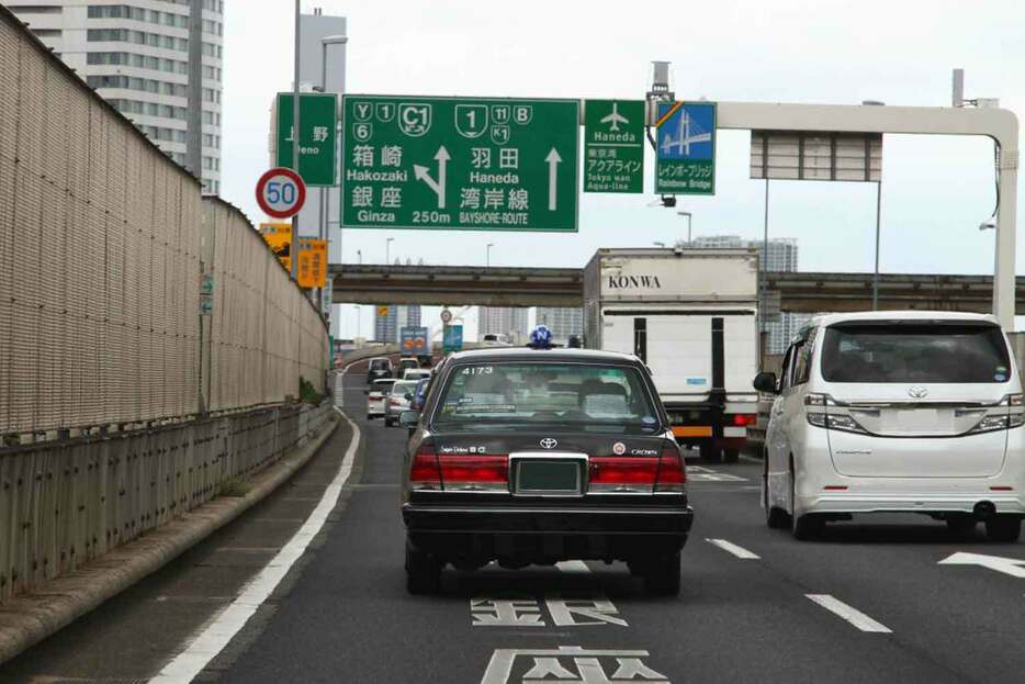 タクシー料金は基本、走った距離と時間で料金が加算されるが、高速道路に乗った場合は高速料金は発生するが時間による料金の加算がされなくなる。