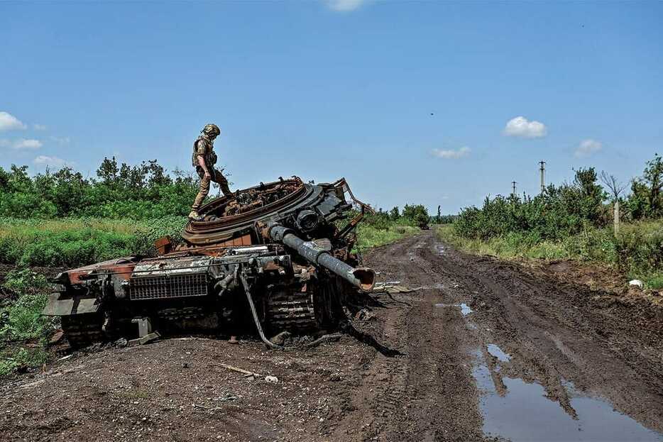 ウクライナの路上に放置されたロシア軍の戦車　REUTERS