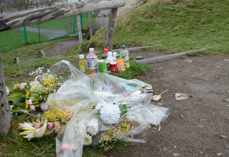 女子生徒が遺体で見つかった公園に供えられた花束やジュース。手を合わせに来た近所の男性は「冬は1、2メートルの雪が積もり、人は近づかない」と話した＝北海道旭川市で2021年4月30日午前11時10分、岸川弘明撮影