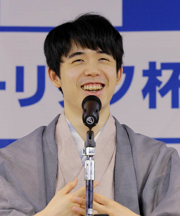 将棋の棋聖戦で５連覇を達成し、最年少で永世棋聖の資格を手にした藤井聡太七冠（２１）が１日、名古屋市内で記者会見し、「永世称号を一つ取れたことをうれしく思う」と喜びを語った。