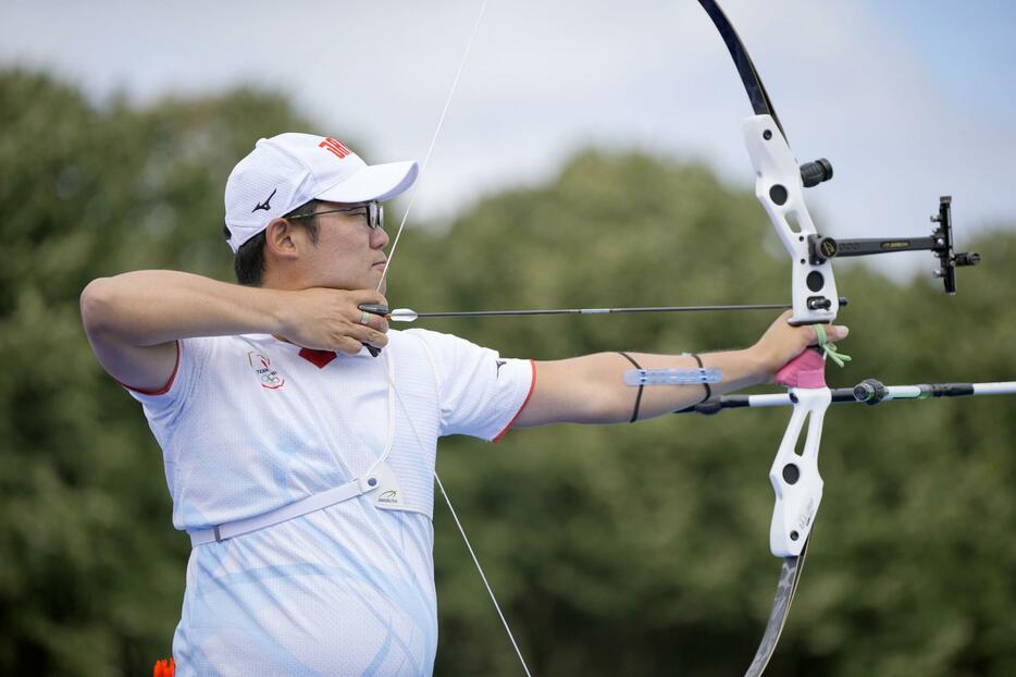 試合会場で練習するアーチェリー男子の古川高晴＝パリ（共同）