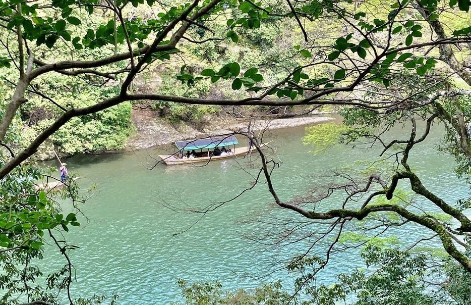 新緑の大堰川（渡月橋の上流を大堰川、下流を桂川と呼ぶ）。現代でも屋形船から景色を楽しむことができる