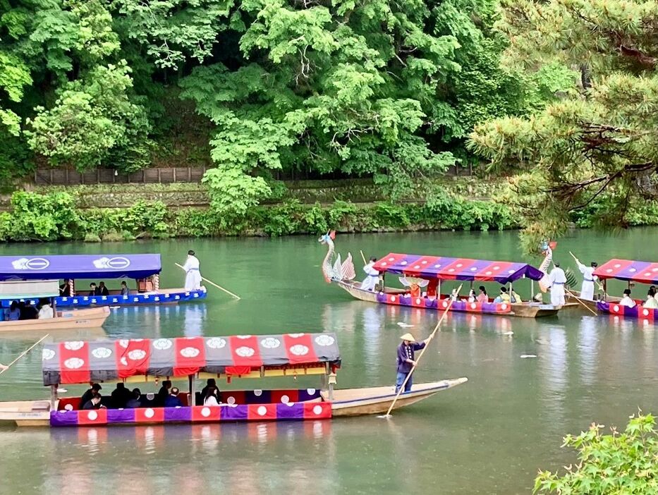 平安時代の舟遊びを再現した「三船祭」。京都・嵐山で5月に行われる（撮影・筆者、以下同）