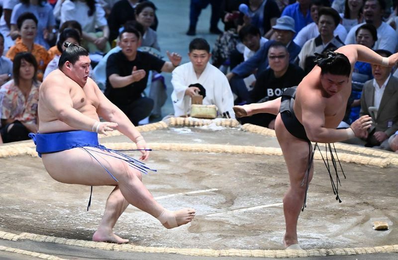 大の里はこの後、若元春より早く、倒れながら土俵を割って連敗スタートに。あすからどう立て直してくるか