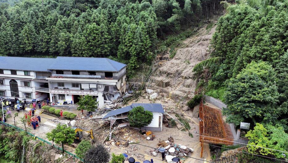 大雨に伴う山崩れの土砂が宿泊施設に押し寄せた現場＝28日、中国湖南省衡陽市（新華社＝共同）