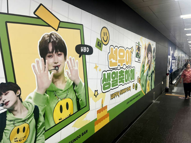 地下鉄の駅に掲げられた韓国アイドルの広告。Kカルチャーは重要な観光コンテンツになっている＝27日午後4時、韓国・ソウル