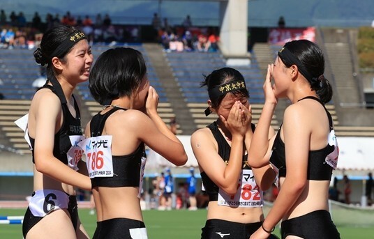 24年インターハイ女子4×100mRで2年ぶりの優勝を果たした中京大中京のメンバーたち