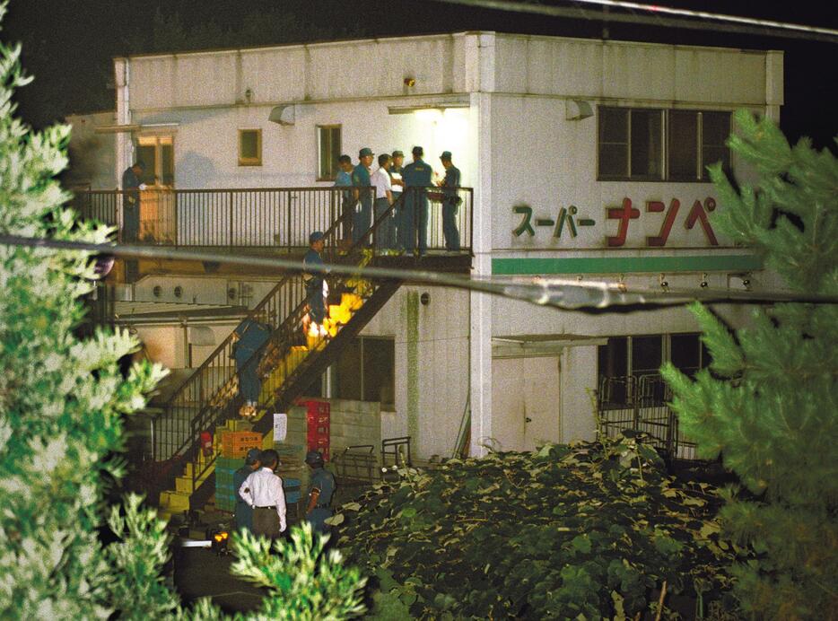 1995年7月、女性3人が射殺された東京都八王子市のスーパー「ナンペイ大和田店」を調べる捜査員