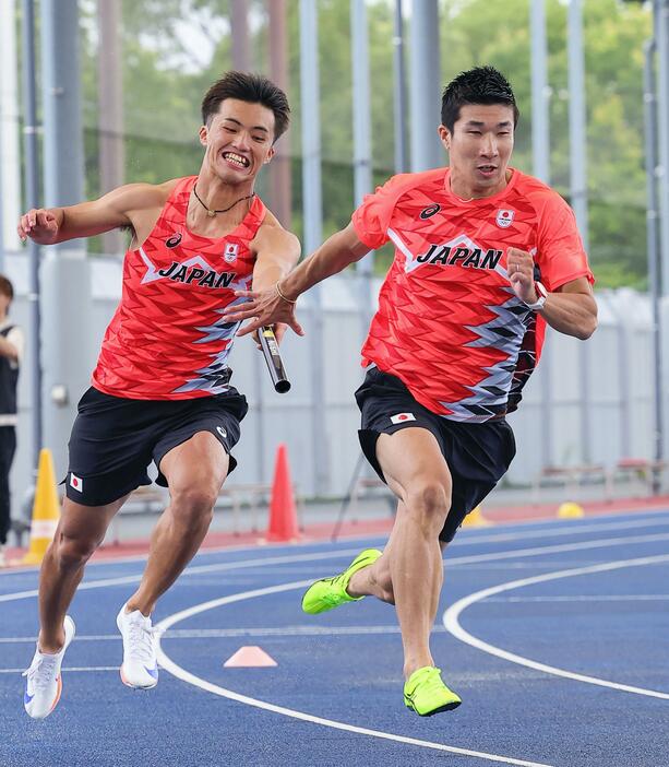 陸上男子400メートルリレーの公開練習で、桐生祥秀（右）にバトンを渡す柳田大輝＝味の素ナショナルトレーニングセンター（代表撮影）