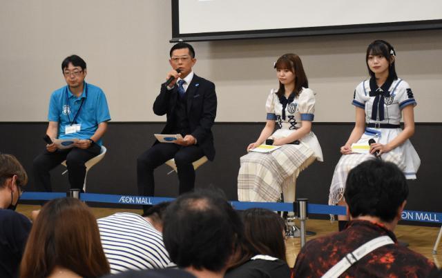 肝炎ウイルス検査の大切さを訴える的場浩司さん（左から２人目）ら＝２１日午後、宮崎市・イオンモール宮崎