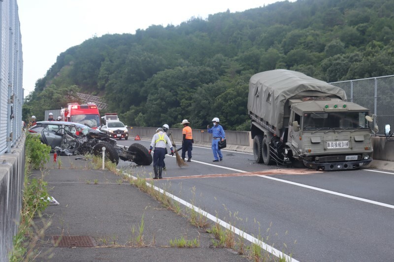 衝突して大破した乗用車と自衛隊の大型トラック＝31日午後3時19分、岡山市北区菅野