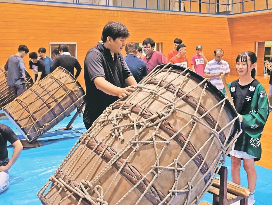 熱送り太鼓の演奏を体験する住民＝南砺市福野南部交流センター