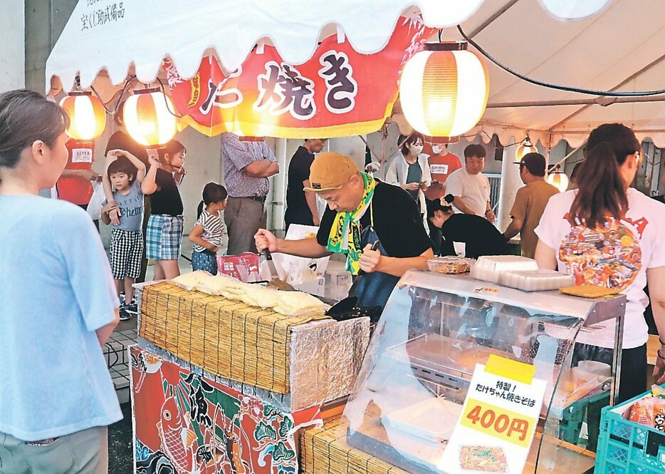 にぎわいをみせる屋台コーナー