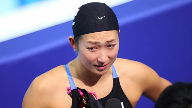 準決勝のあと涙ながらにインタビューに答える池江璃花子選手(写真：YUTAKA/アフロスポーツ)