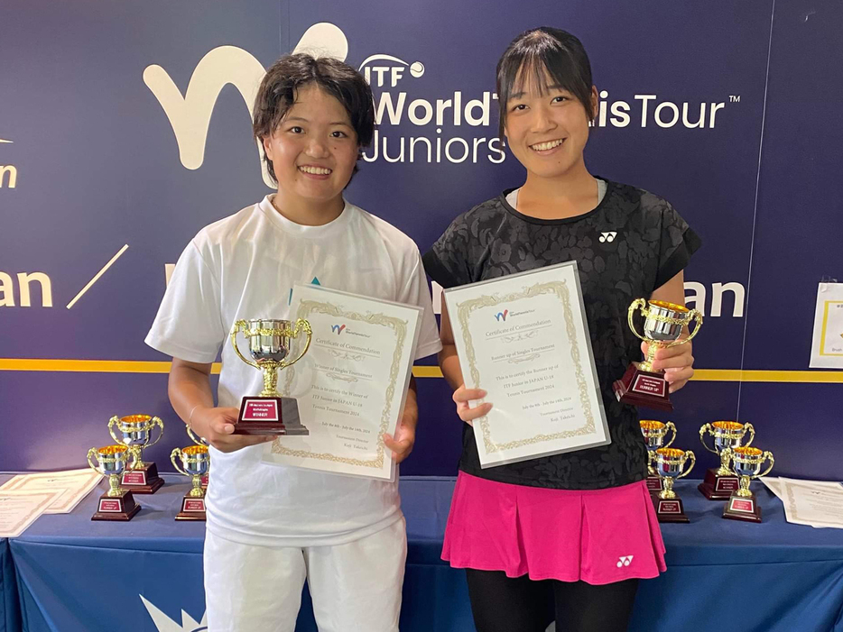 「ITFジュニア in Japan U18」（山梨・クラブヴェルデ）の女子シングルスで優勝を飾った内藤悠香（松原テニスクラブ横浜／左）と準優勝の河野望奈（岡山学芸館高等学校）（写真提供◎SPORTS SUNRISE .COM）