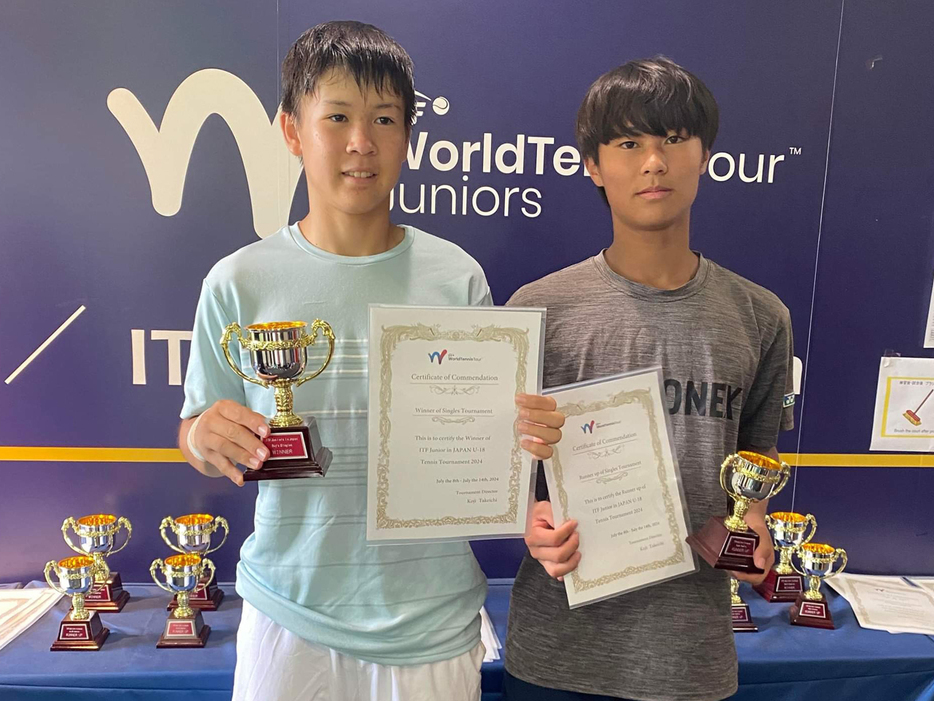 「ITFジュニア in Japan U18」（山梨・クラブヴェルデ）の男子シングルスで優勝を飾った鈴木琉斗（慶應義塾高校／左）と準優勝の奈良恒輝（グリーンテニスプラザ）（写真提供◎SPORTS SUNRISE .COM）