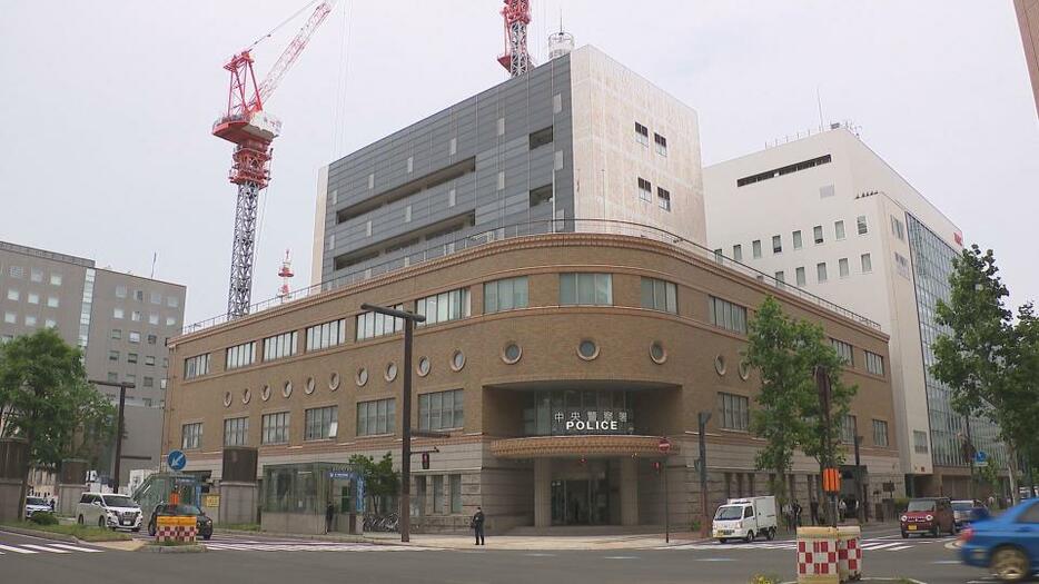 逮捕した21歳男を傷害の容疑で取り調べている札幌中央警察署