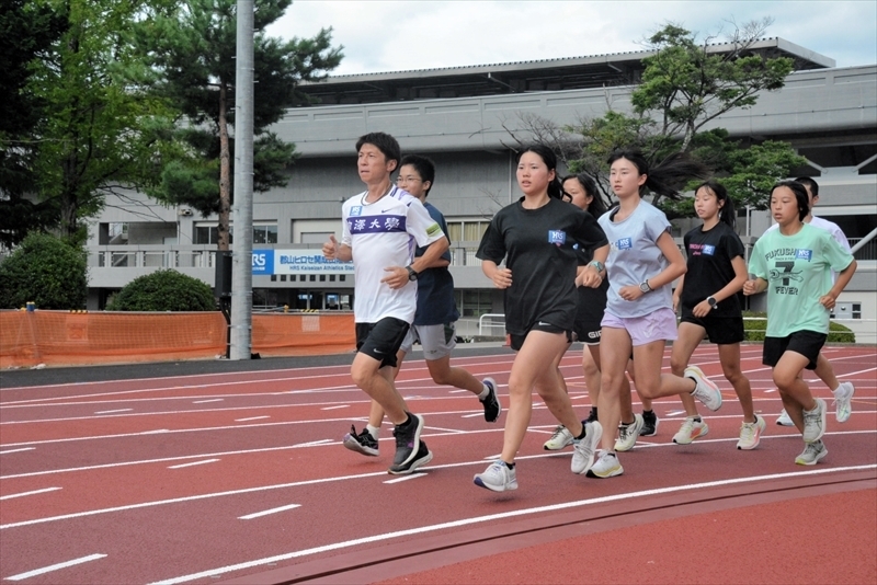 ペース走で高校生を引っ張る藤田監督（左）