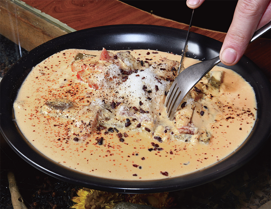 「一枚麺カルボナーラ」1,738円（税込み）　迫力ある麺に圧倒される一皿。ナイフとフォークで切って食べる