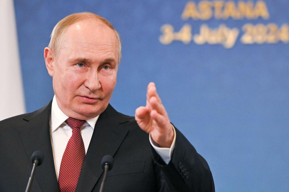 4日、カザフスタンの首都アスタナで、ロシア記者団に話すプーチン大統領（タス＝共同）